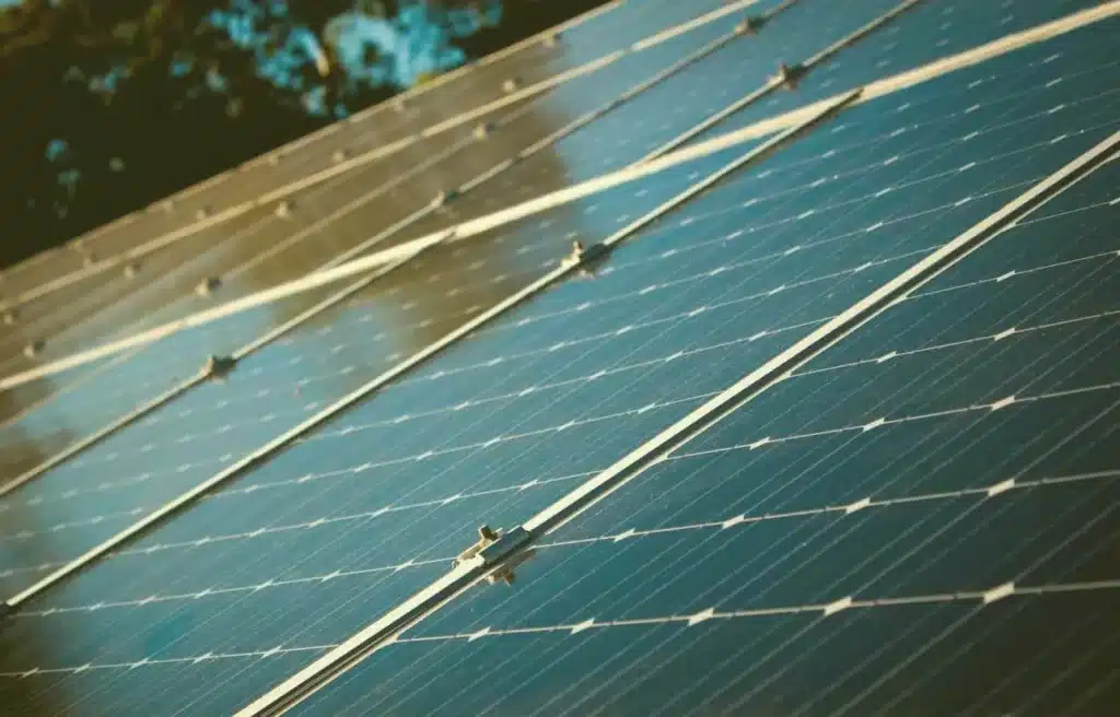 découvrez les prix des tuiles photovoltaïques au m2 et optimisez votre investissement dans l'énergie solaire. comparez les coûts, les performances et les avantages des différentes options disponibles pour rendre votre toiture durable et rentable.