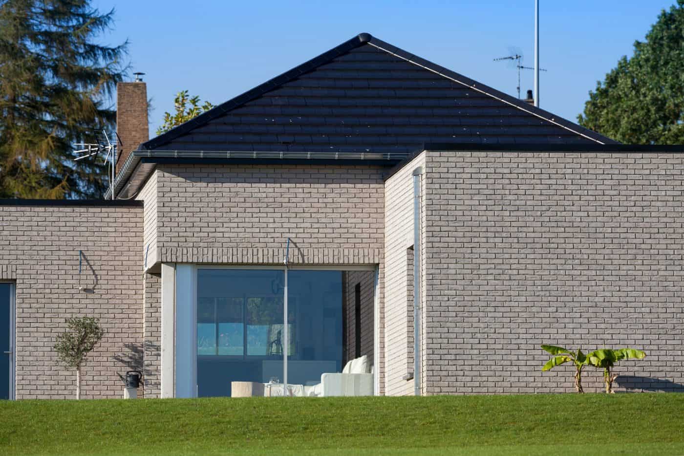 découvrez les prix des tuiles au mètre carré pour votre projet de construction ou de rénovation. comparez différentes options et choisissez la solution idéale pour votre toiture.