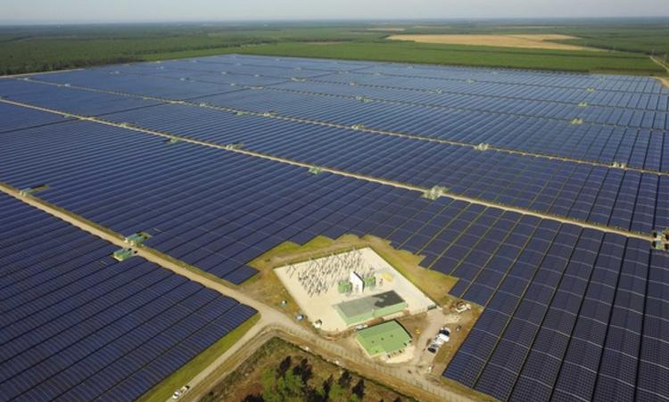 découvrez nos projets photovoltaïques innovants qui transforment l'énergie solaire en solutions durables. explorez notre expertise en conception et réalisation de systèmes pv adaptés à vos besoins pour un avenir énergétique plus vert.