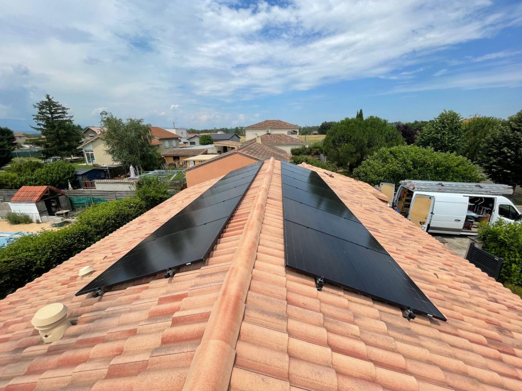 découvrez le système photovoltaïque 3 kwc, idéal pour produire une énergie renouvelable efficace et réduire vos factures d'électricité. profitez d'une fourniture d'énergie durable et respectueuse de l'environnement grâce à nos solutions adaptées à vos besoins.