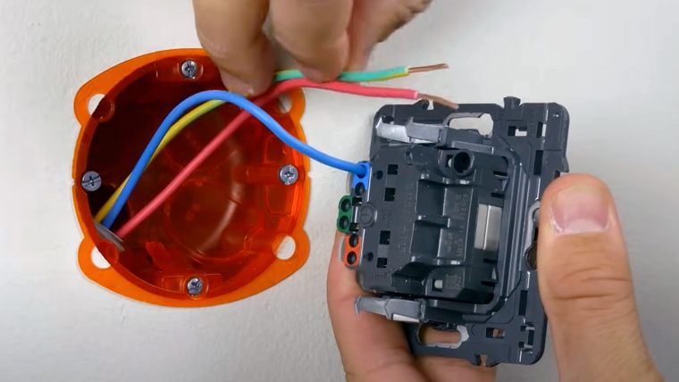 découvrez notre guide complet sur le raccordement de prises électriques : conseils pratiques, étapes essentielles et sécurité à respecter pour une installation réussie. vous apprendrez à connecter vos prises en toute confiance et à optimiser votre espace électrique.