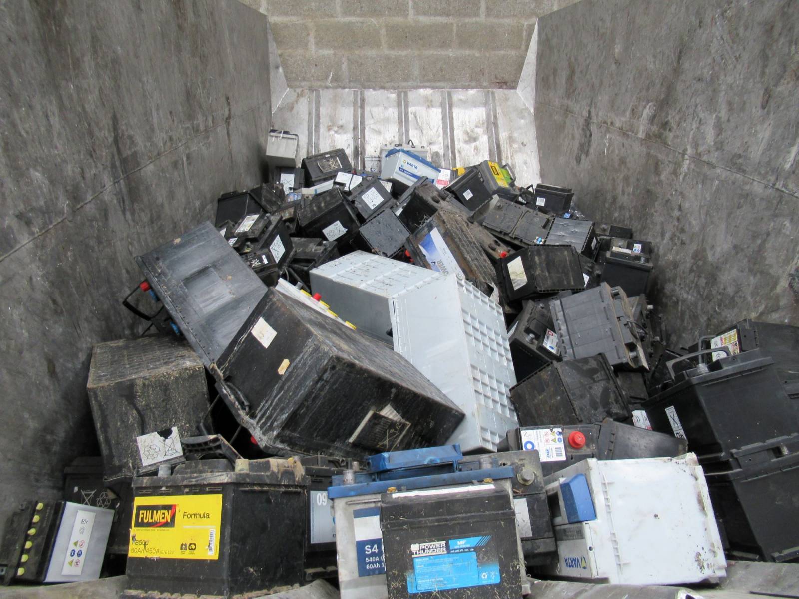 découvrez notre service de rachat de batteries : recyclez vos anciennes batteries en toute simplicité et obtenez une compensation financière. un geste pour l'environnement et votre portefeuille !