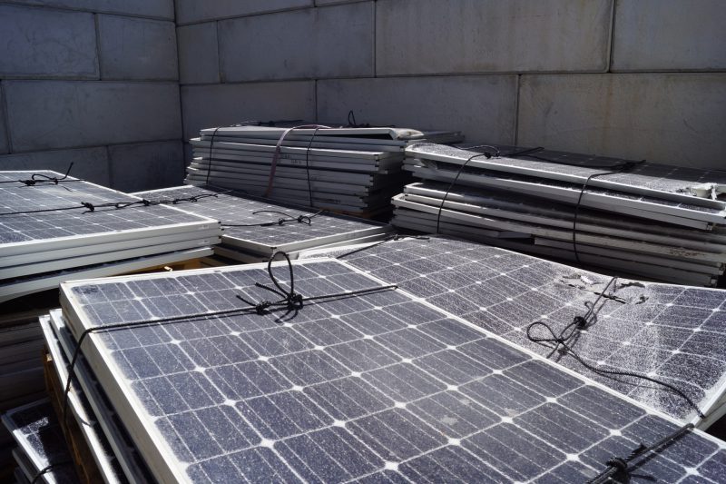 découvrez comment le recyclage des panneaux solaires contribue à la durabilité environnementale. apprenez les procédés de récupération des matériaux, les avantages écologiques et le rôle crucial du recyclage dans la transition vers les énergies renouvelables.