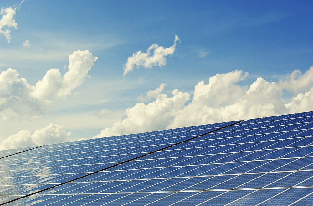 découvrez l'importance du recyclage des panneaux solaires pour un avenir durable. apprenez comment ces dispositifs peuvent être recyclés efficacement, réduisant l'impact environnemental tout en contribuant à l'économie circulaire.