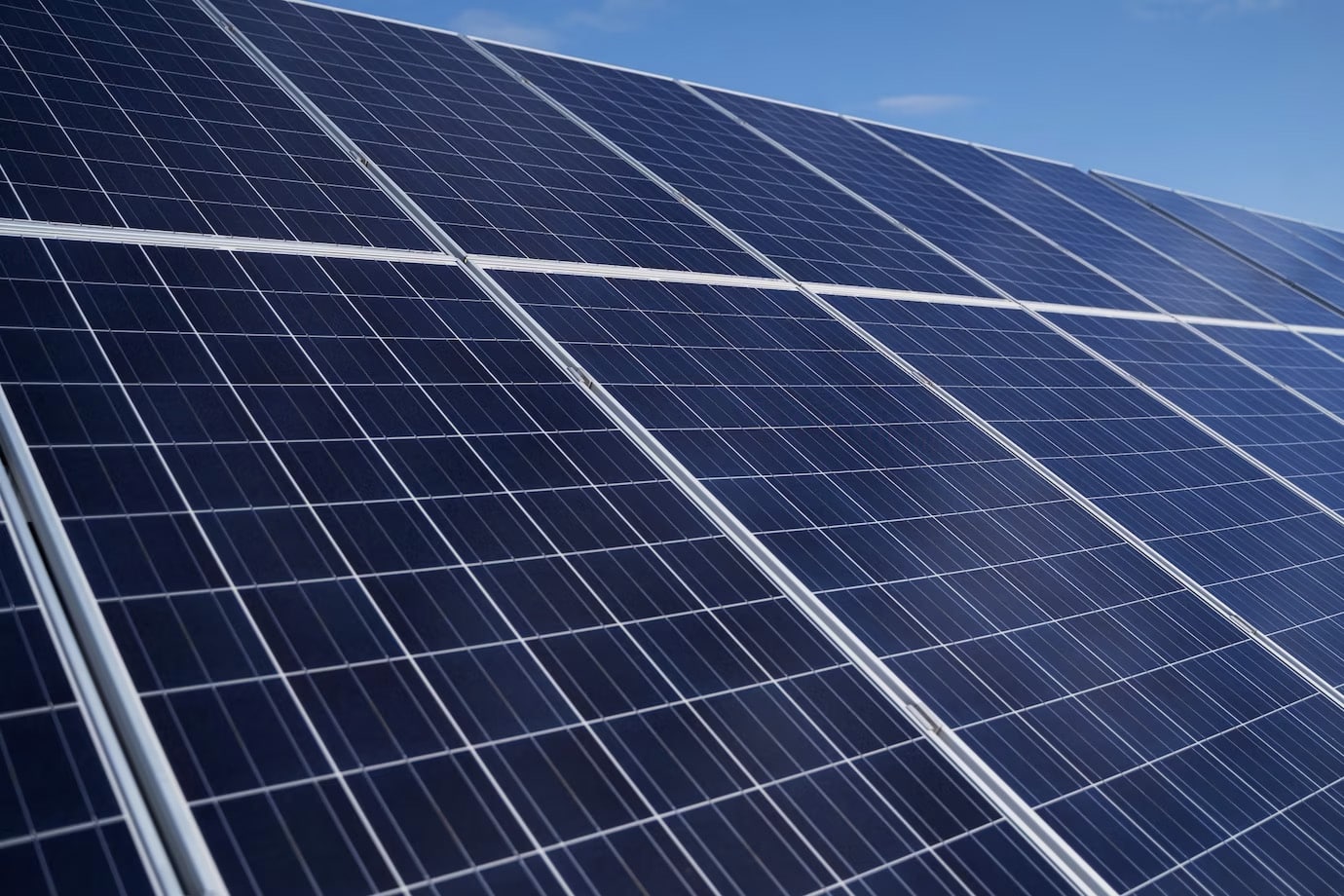 découvrez comment le recyclage des panneaux photovoltaïques contribue à une économie circulaire durable. apprenez-en davantage sur les méthodes et technologies innovantes qui permettent de valoriser les matériaux tout en préservant l'environnement.