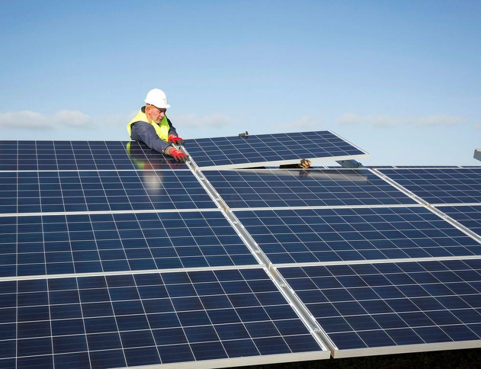 découvrez l'importance du recyclage des panneaux photovoltaïques pour un avenir durable. apprenez comment ces matériaux peuvent être réutilisés et valorisés, contribuant ainsi à la protection de l'environnement et à l'économie circulaire.