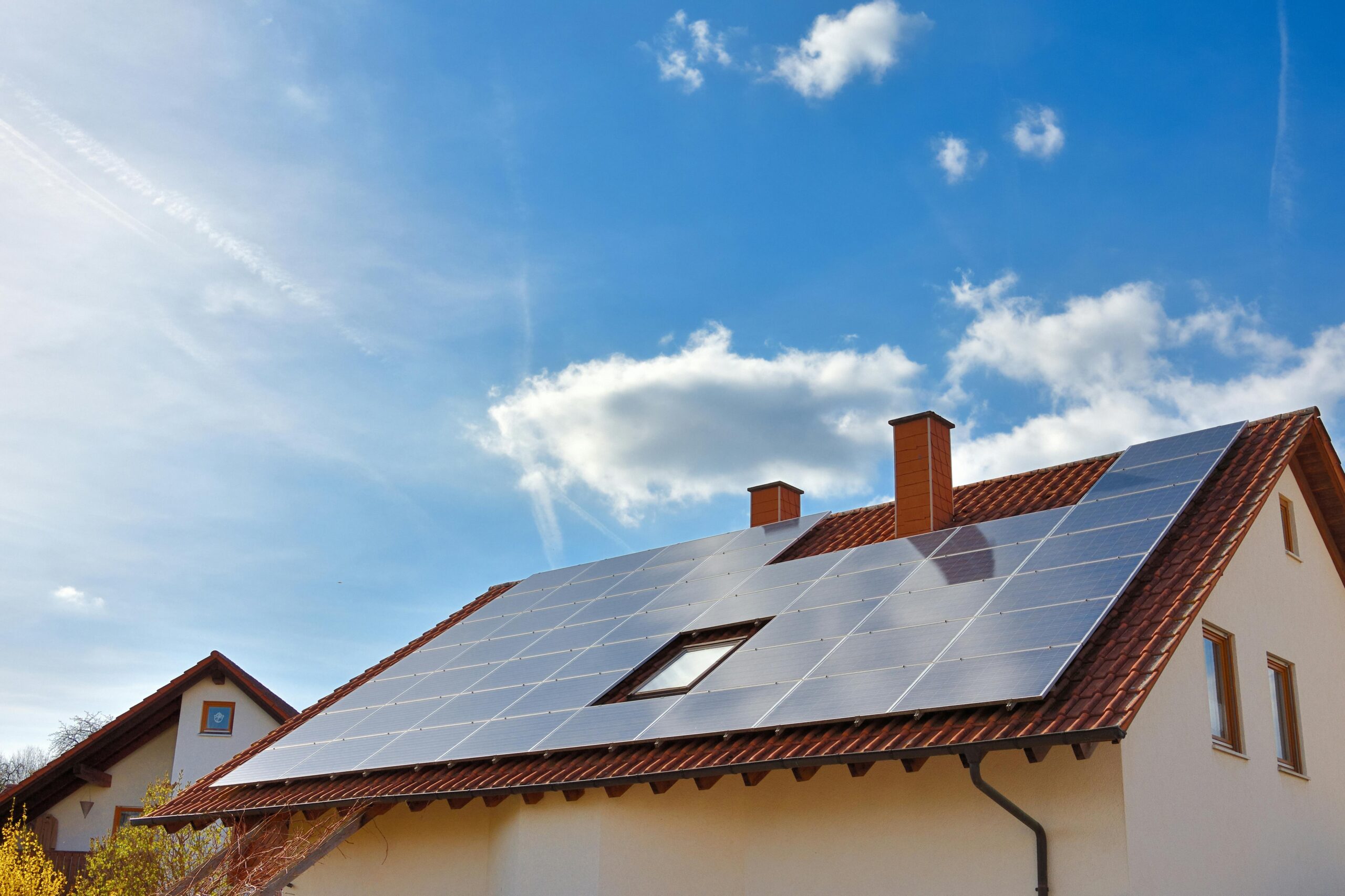 découvrez la réglementation photovoltaïque en france : enjeux, normes et avantages pour les particuliers et les entreprises qui souhaitent investir dans l'énergie solaire. restez informé des évolutions législatives pour un projet en conformité.