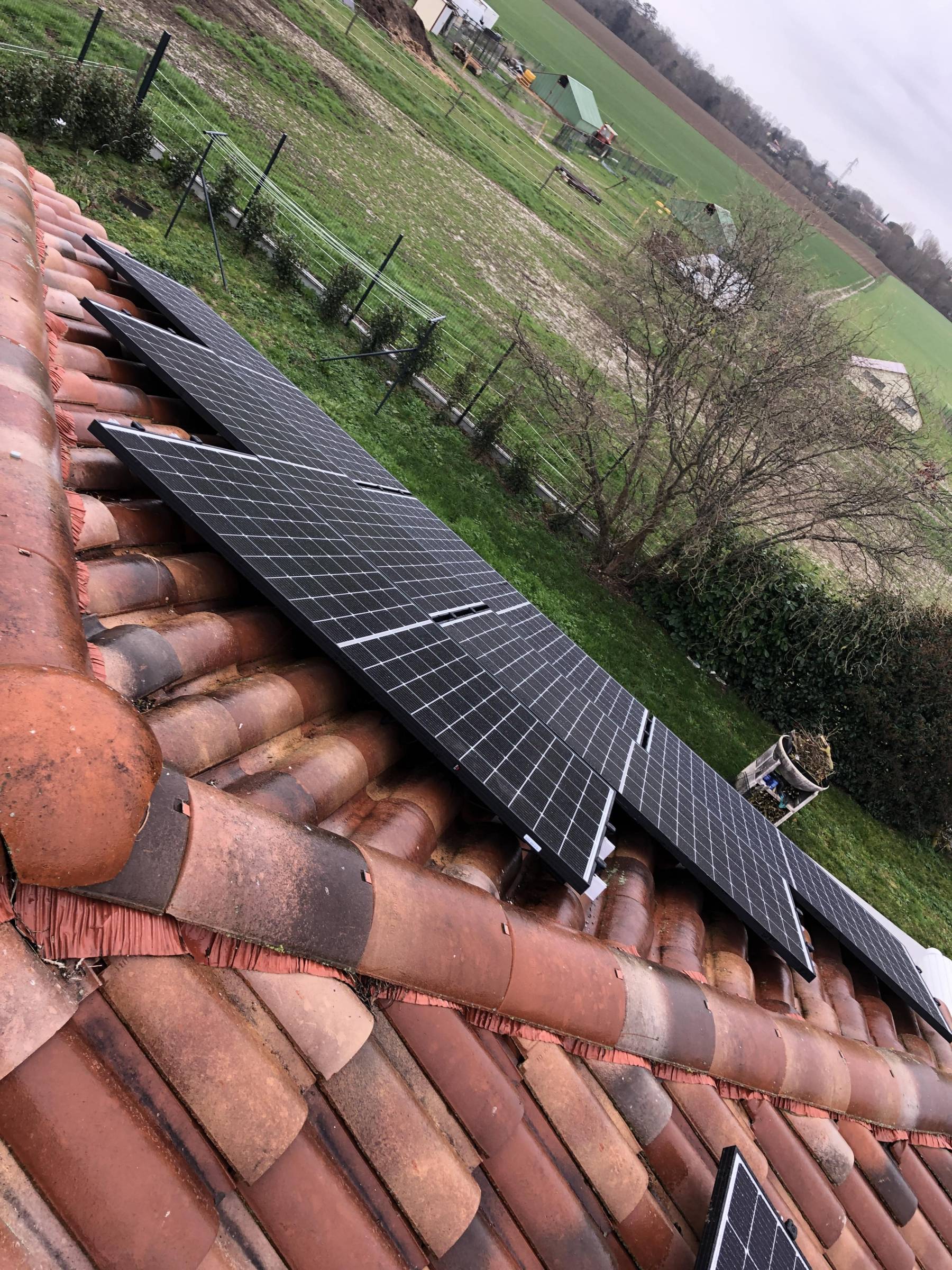 découvrez tout ce qu'il faut savoir sur la réglementation photovoltaïque en france. informez-vous sur les normes, les aides financières et les démarches à suivre pour installer des panneaux solaires en toute légalité et optimiser votre projet énergétique.
