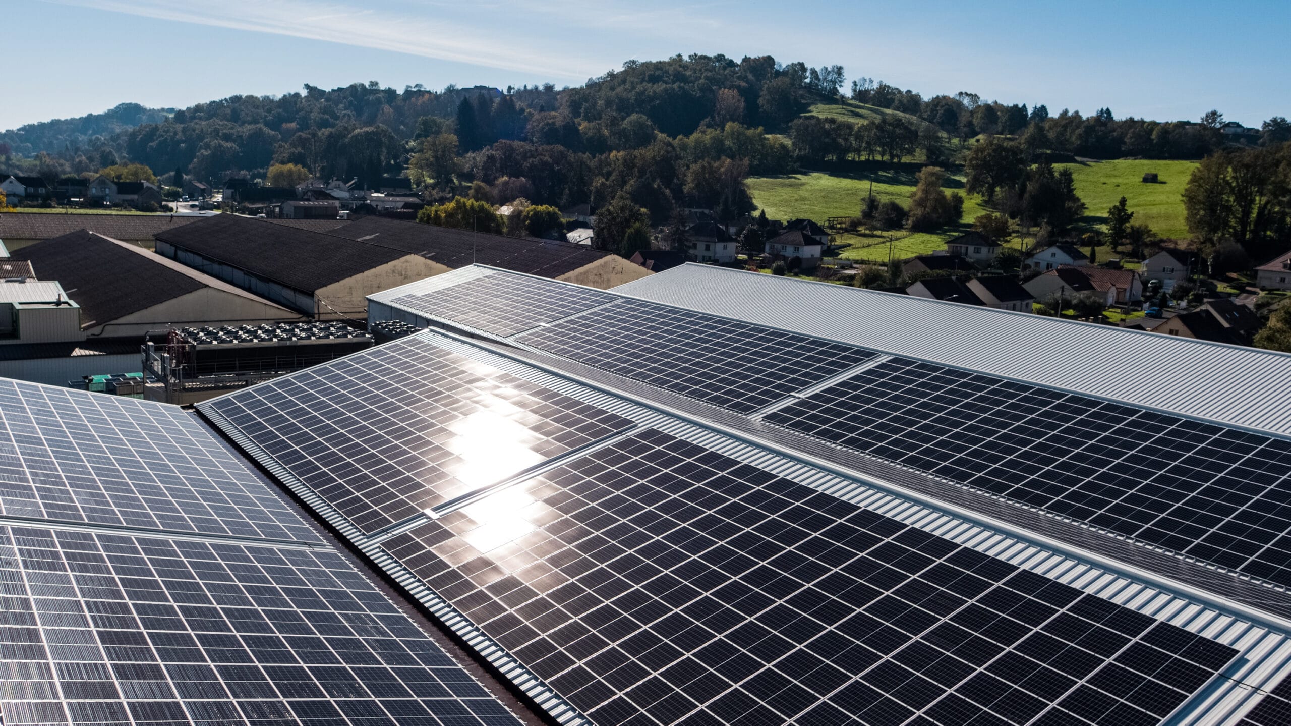 découvrez les réglementations concernant l'installation et l'utilisation des panneaux solaires en france. informez-vous sur les normes, les subventions et les obligations légales pour profiter des énergies renouvelables en toute conformité.