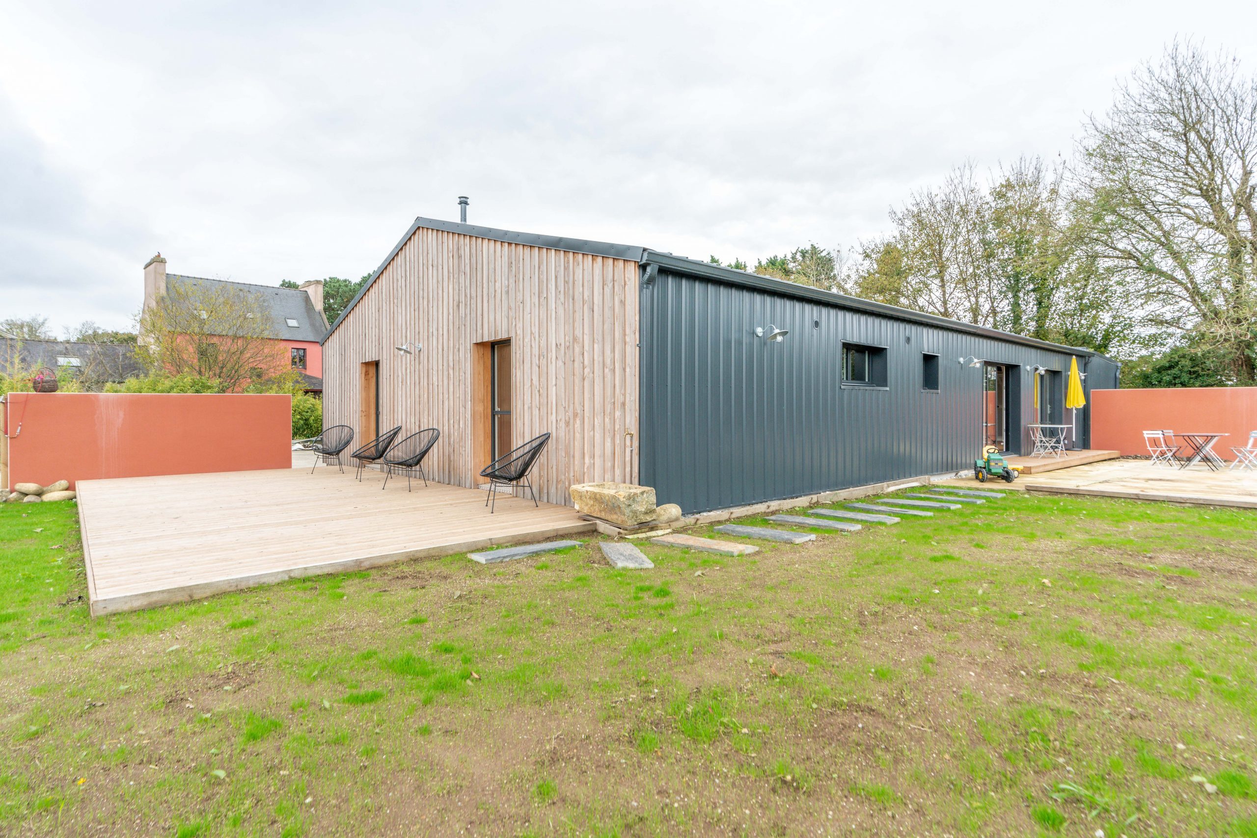 découvrez nos services de rénovation de hangars pour transformer vos espaces de stockage en lieux fonctionnels et esthétiques. que ce soit pour une amélioration de la structure, une modernisation ou une réutilisation, nous vous accompagnons dans chaque étape de votre projet de rénovation.