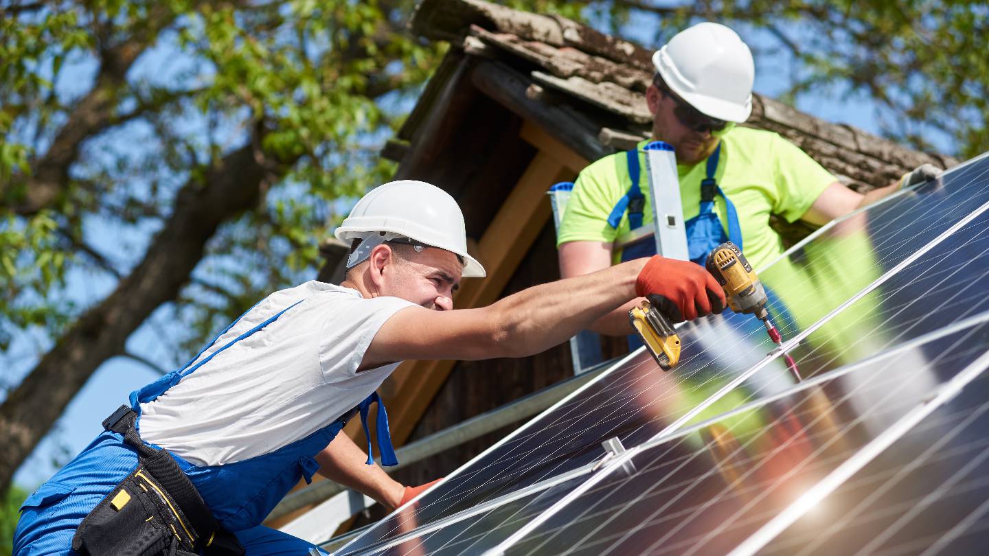 découvrez comment revendre votre électricité solaire générée grâce à vos panneaux photovoltaïques. profitez d'un revenu supplémentaire tout en contribuant à la transition énergétique. informez-vous sur les démarches à suivre, les tarifs d'achat et les avantages fiscaux liés à la vente d'électricité verte.