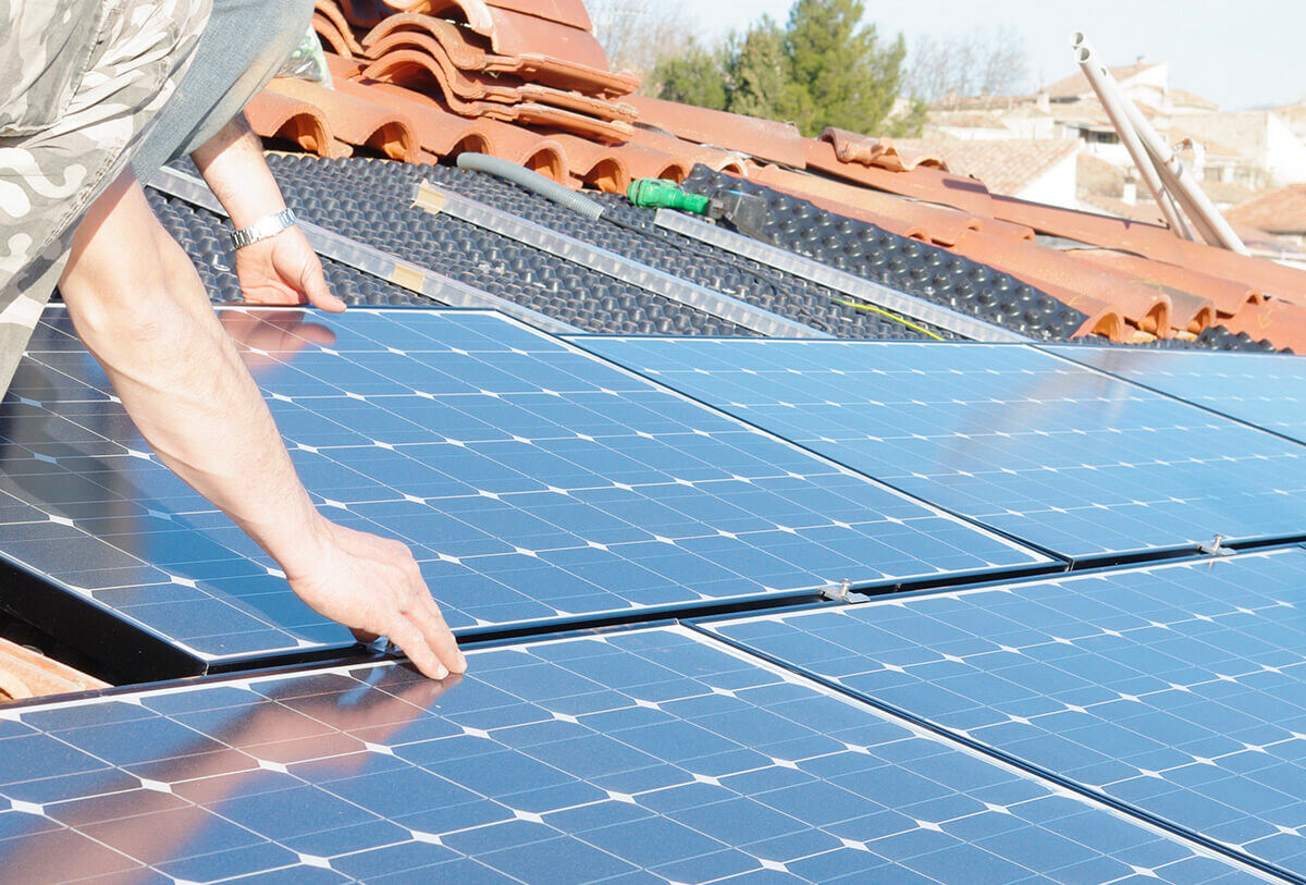 découvrez les opportunités de la revente photovoltaïque : maximisez vos revenus en vendant l'énergie solaire produite par vos panneaux photovoltaïques. informez-vous sur les démarches, les avantages et les aides disponibles pour rentabiliser votre installation. faites le choix d'une énergie durable tout en profitant d'un retour sur investissement attractif.