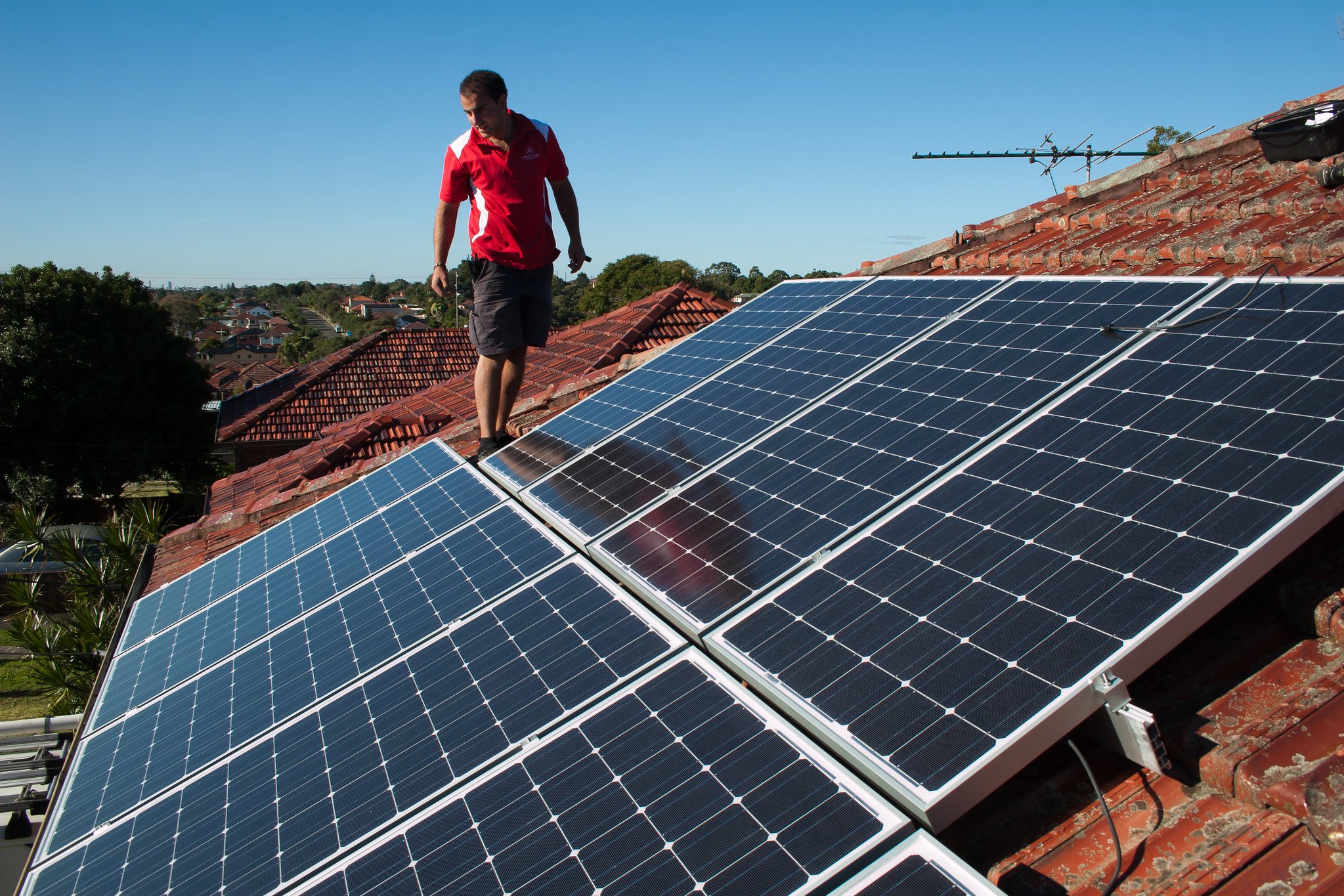 découvrez comment la revente solaire vous permet de valoriser votre production d'énergie renouvelable tout en générant des revenus. optimisez votre investissement et contribuez à la transition énergétique en revendant l'électricité solaire produite par vos panneaux photovoltaïques.