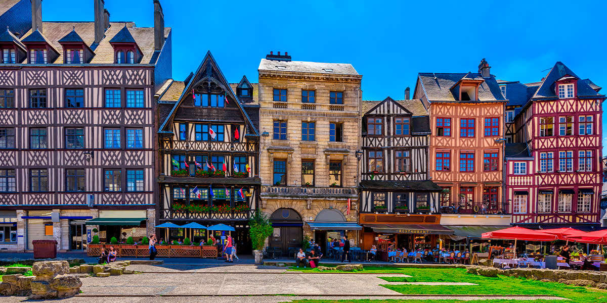 découvrez rouen, la capitale de la normandie, célèbre pour son riche patrimoine historique, ses maisons à colombages, sa cathédrale majestueuse et ses musées captivants. explorez ses ruelles pittoresques, profitez de la gastronomie locale et vivez une expérience inoubliable au cœur de cette ville culturelle.