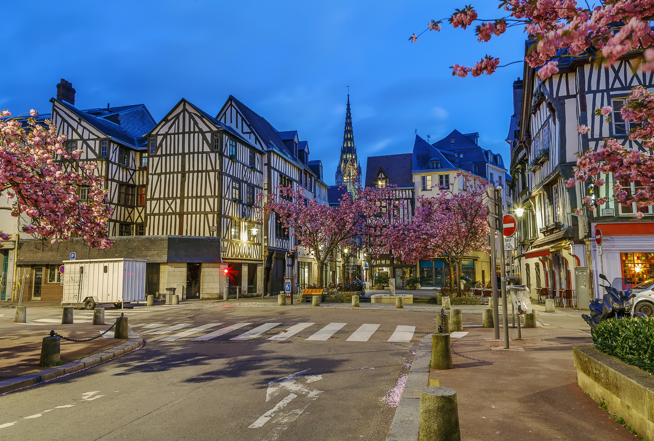 découvrez rouen, la charmante ville normande riche en histoire et en culture. explorez ses ruelles médiévales, ses magnifiques bâtiments à colombages et la majestueuse cathédrale notre-dame. profitez également de la gastronomie locale et des nombreux musées qui font de rouen une destination incontournable en normandie.