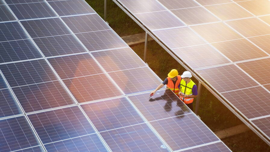 découvrez le silicium solaire, un matériau clé dans la fabrication de panneaux photovoltaïques, qui transforme la lumière du soleil en énergie propre et durable. apprenez comment ce semi-conducteur révolutionne le secteur des énergies renouvelables et ses avantages pour l'environnement.