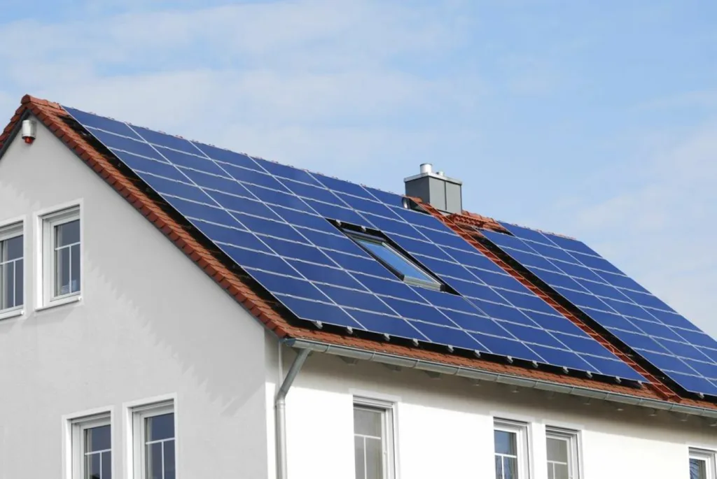 découvrez notre simulateur de panneaux solaires, un outil intuitif qui vous permet d'estimer la production d'énergie solaire de votre installation. évaluez les économies possibles et l'impact environnemental en quelques clics. transformez votre toiture en source d'énergie durable!