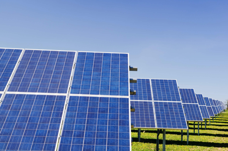 découvrez l'énergie solaire, une solution durable et économique pour réduire votre empreinte carbone. apprenez comment les panneaux solaires peuvent transformer votre consommation d'énergie et contribuer à un avenir plus vert.