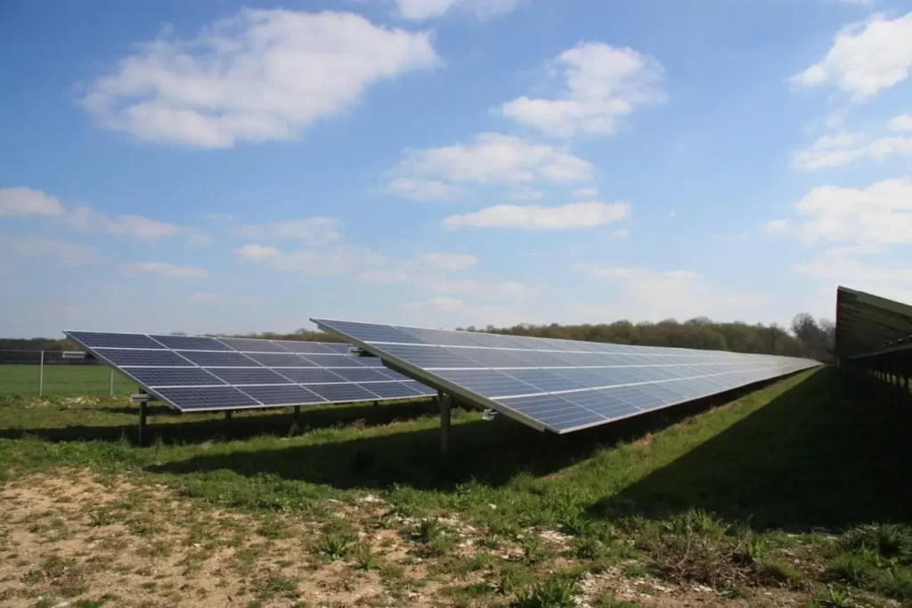 découvrez comment l'énergie solaire transforme l'agriculture en offrant des solutions durables et rentables. apprenez les avantages des installations solaires agricoles et comment elles peuvent optimiser la production tout en réduisant les coûts énergétiques.