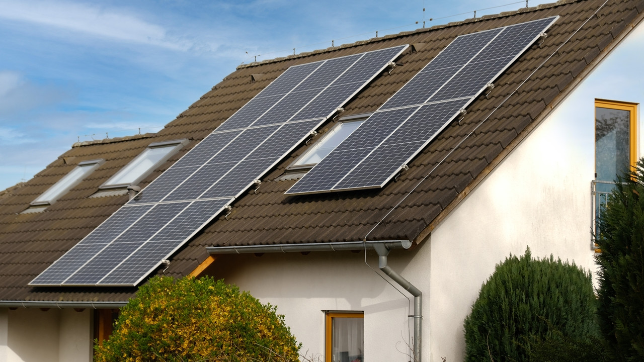 découvrez comment intégrer l'énergie solaire dans votre maison pour réduire vos factures d'électricité et contribuer à la protection de l'environnement. explorez les avantages des panneaux solaires, leur installation, et les différentes solutions adaptées à votre habitat.