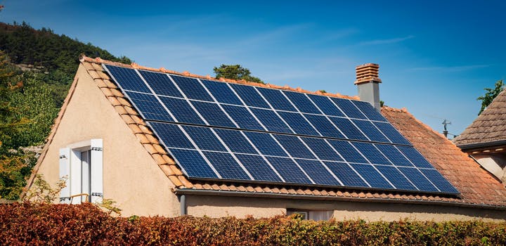 découvrez comment bénéficier d'installations solaires sur votre toiture sans frais grâce à des aides gouvernementales et des solutions innovantes. profitez de l'énergie renouvelable et réduisez vos factures dès maintenant.