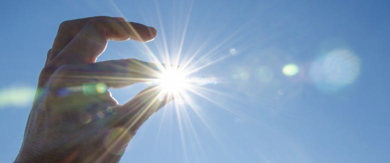 découvrez l'importance et les bienfaits du soleil dans notre vie quotidienne. apprenez comment il influence notre santé, notre humeur et notre environnement, tout en explorant ses fascinantes caractéristiques et ses mystères.