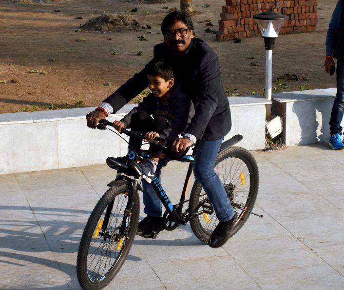 découvrez soren cycle, votre partenaire idéal pour des vélos de qualité et des accessoires innovants. que vous soyez un cycliste débutant ou un professionnel, trouvez tout le nécessaire pour vos aventures à deux roues. explorez notre gamme et roulez en toute confiance !