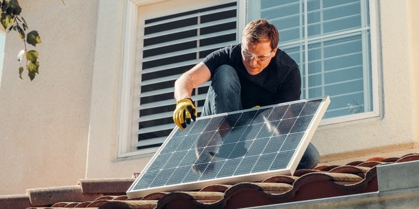 découvrez le stockage solaire, une solution innovante pour optimiser l'utilisation de votre énergie solaire. apprenez comment tirer parti de cette technologie pour stocker l'énergie produite par vos panneaux solaires et réduire vos factures d'électricité. transformez votre maison en un espace éco-responsable grâce à des systèmes de stockage performants.