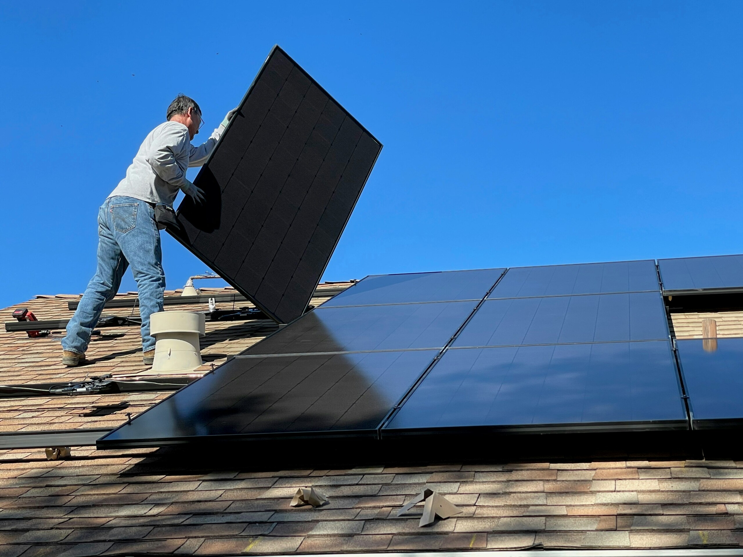 découvrez comment bénéficier de subventions pour l'installation de panneaux solaires en france. informez-vous sur les aides financières disponibles, les critères d'éligibilité et les démarches à suivre pour profiter d'une énergie renouvelable et réduire vos factures d'électricité.