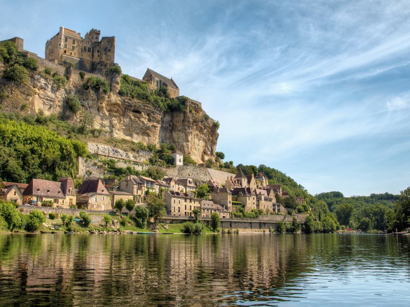découvrez la richesse et la diversité du sud-ouest de la france, une région renommée pour sa gastronomie savoureuse, ses paysages enchanteurs et ses traditions authentiques. explorez les merveilles culturelles, des villes historiques aux villages pittoresques, et laissez-vous séduire par l'art de vivre des habitants.