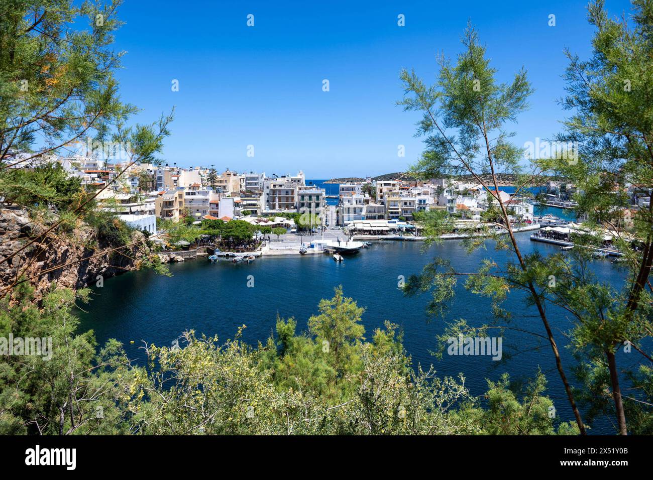 découvrez la superficie de la crète, la plus grande île de grèce, riche en histoire et en paysages magnifiques. cette île méditerranéenne offre des plages ensoleillées et des montagnes majestueuses. en savoir plus sur ses dimensions et ses caractéristiques géographiques.