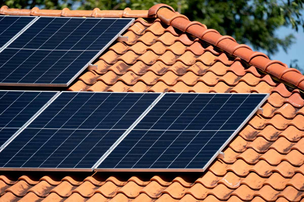 découvrez tout sur la surface des panneaux solaires : optimisez leur performance et apprenez comment la taille et l'orientation influencent la production d'énergie renouvelable.