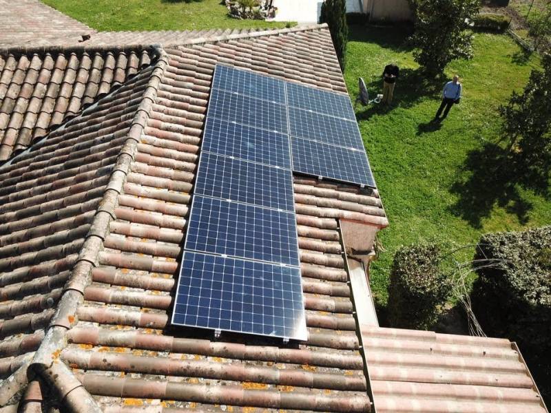 découvrez tout sur la surface des panneaux solaires : importance, efficacité et conseils d'installation pour maximiser votre production d'énergie renouvelable.