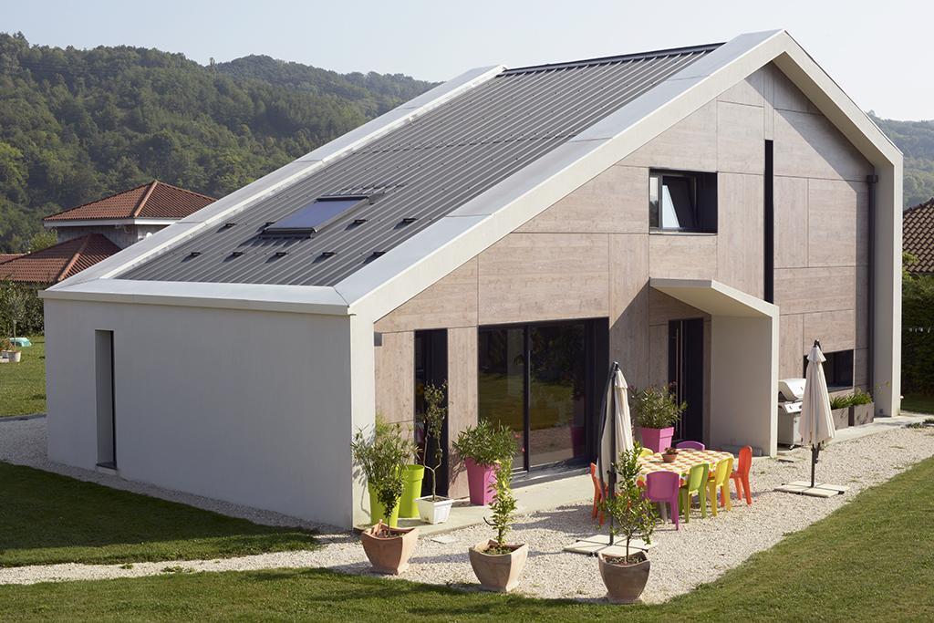 découvrez tout ce qu'il faut savoir sur la surface de toiture à deux pans : avantages, techniques de calcul, matériaux adaptés et conseils d'entretien pour optimiser l'efficacité et l'esthétique de votre toit.