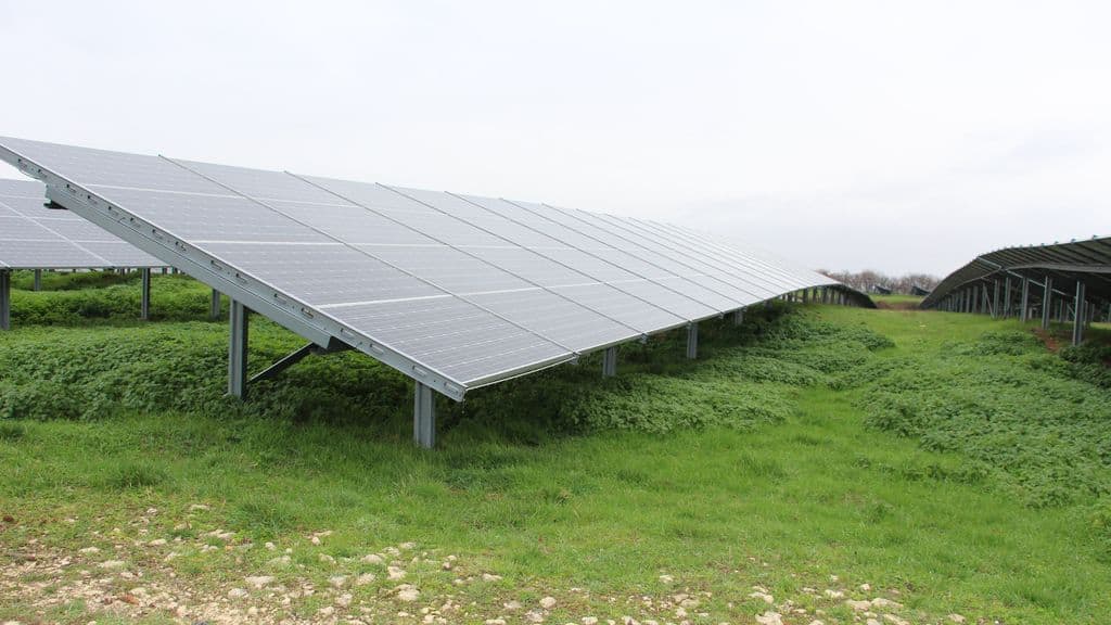 découvrez l'opportunité d'installer des panneaux solaires sur votre terrain pour bénéficier d'une énergie renouvelable et réduire vos factures d'électricité. explorez les avantages écologiques et économiques de cette solution durable.