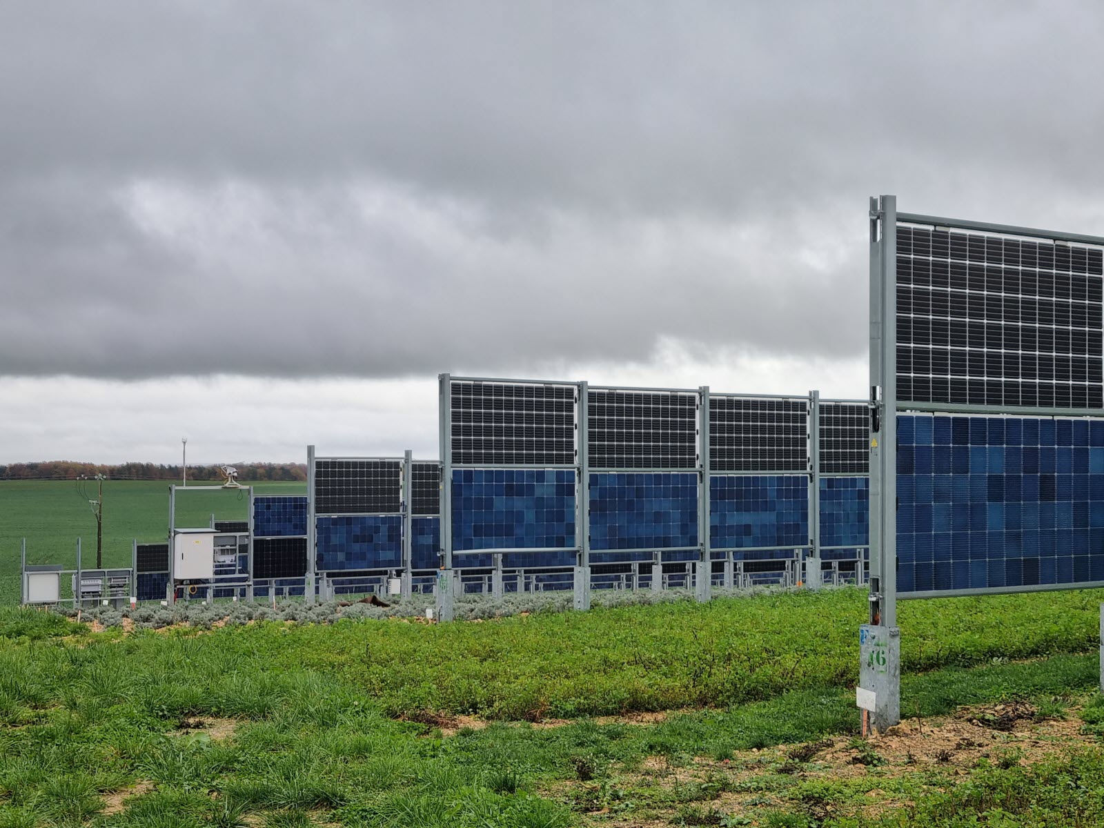 découvrez les opportunités offertes par le terrain photovoltaïque, un investissement durable et rentable qui permet de produire de l'énergie verte tout en valorisant vos espaces. informez-vous sur les démarches à suivre et les avantages économiques, environnementaux et sociaux liés à l'installation de panneaux solaires sur votre terrain.