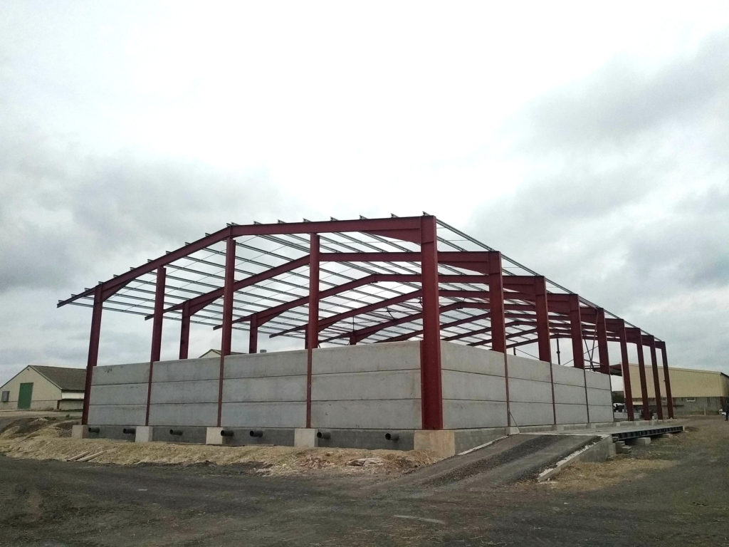 découvrez nos solutions innovantes pour la construction de toits de hangar, alliant durabilité et esthétisme. que ce soit pour un usage agricole ou industriel, nous vous proposons des matériaux de qualité supérieure et un savoir-faire unique pour répondre à tous vos besoins en toiture.