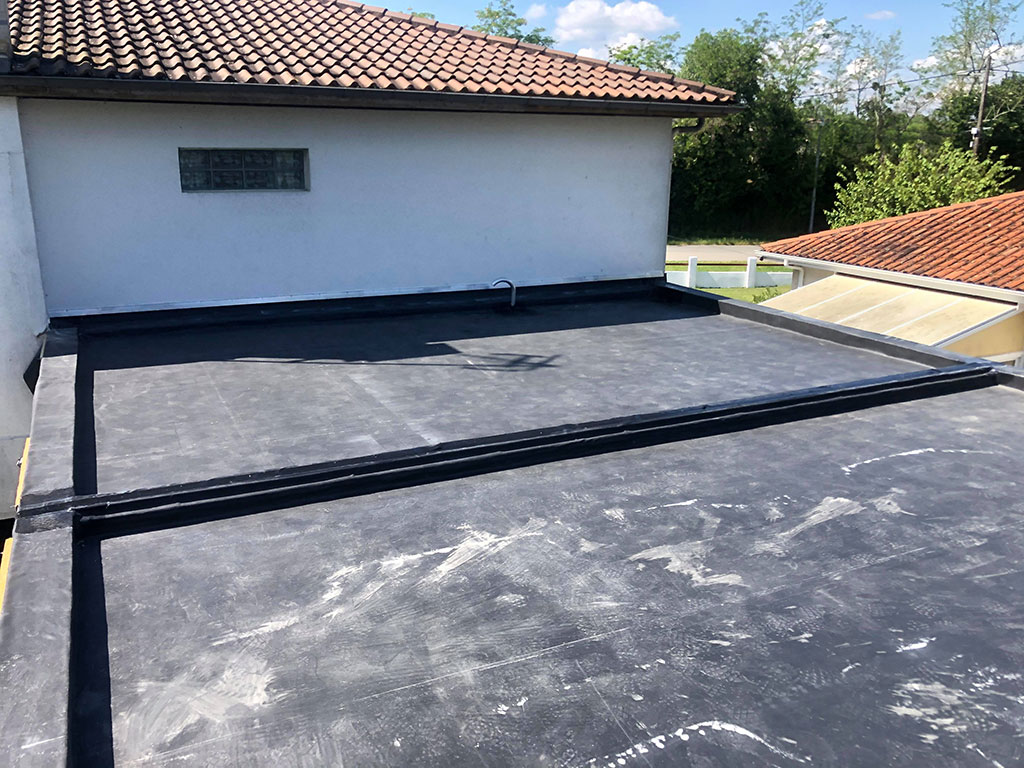 découvrez tout ce qu'il faut savoir sur les toits plats : avantages, inconvénients, matériaux et conseils d'entretien pour une installation réussie et durable.