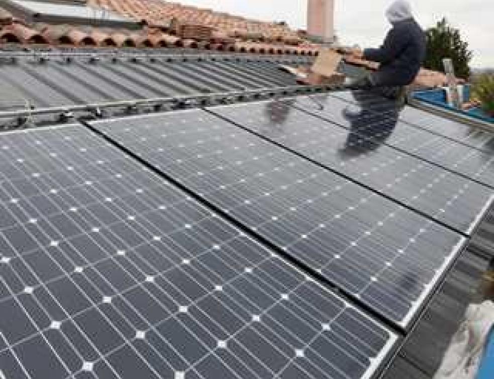découvrez les avantages des toits photovoltaïques (pv) : une solution écologique et économique pour produire votre propre énergie. informez-vous sur l'installation, l'entretien et l'impact environnemental de ces systèmes solaires.