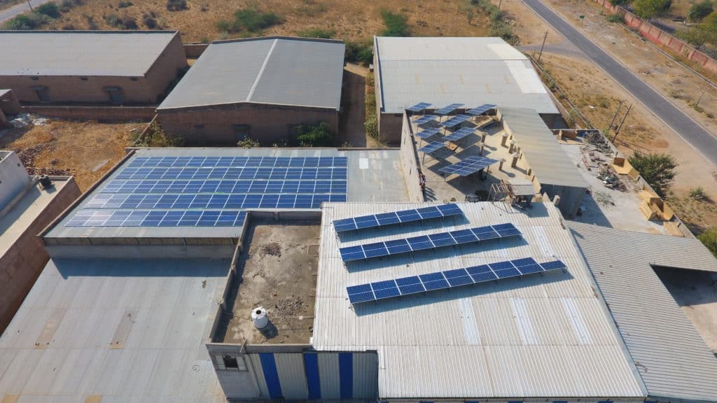 découvrez les avantages des toits photovoltaïques (pv) pour votre maison. apprenez comment ils transforment l'énergie solaire en électricité, réduisent vos factures d'électricité et contribuent à un avenir durable en diminuant votre empreinte carbone.