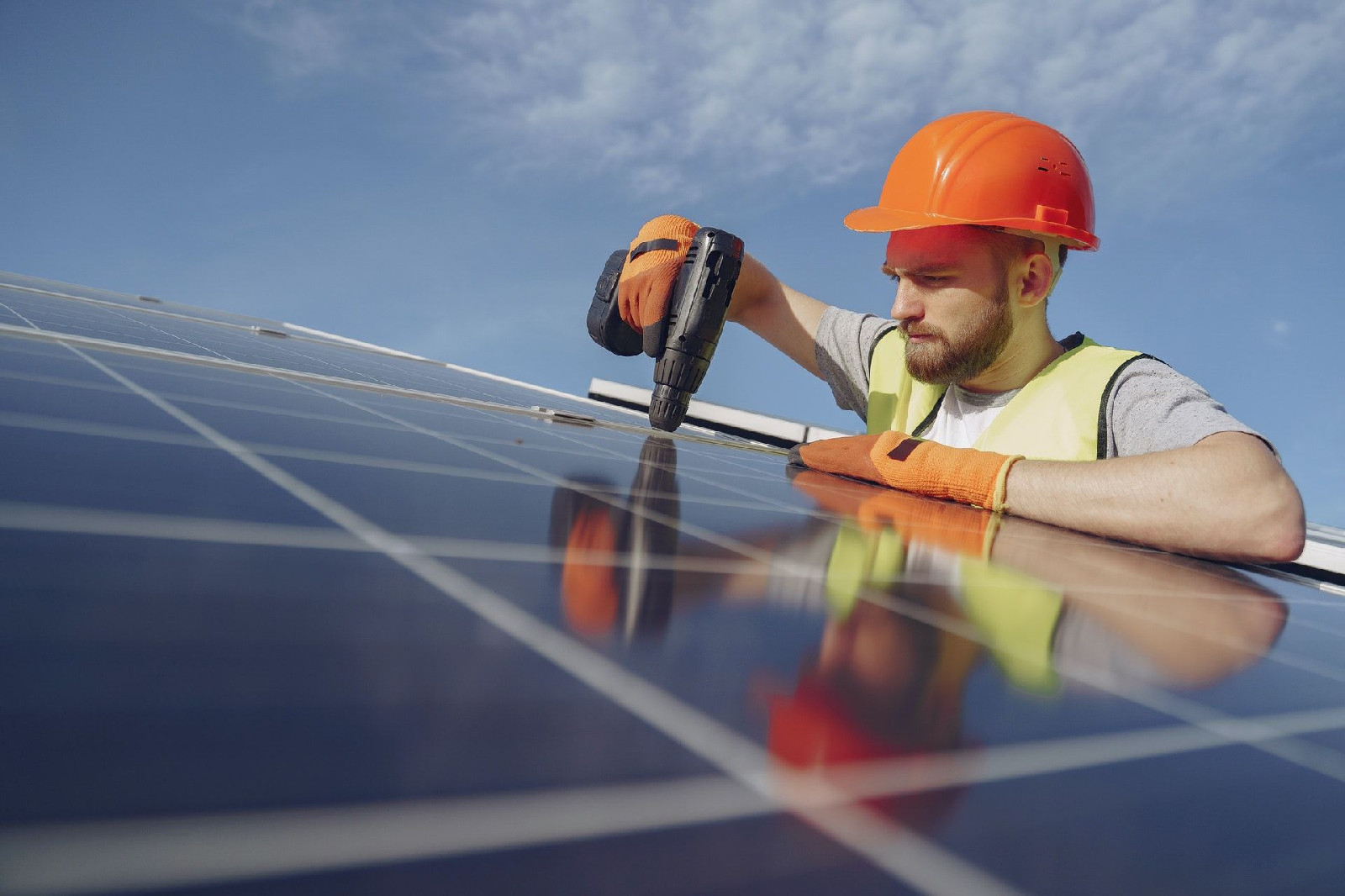 découvrez le toit solaire tesla en france : une solution innovante pour produire votre propre énergie renouvelable tout en préservant l'esthétique de votre maison. transformez votre logement en acteur de la transition énergétique avec le design élégant et la technologie de pointe de tesla.
