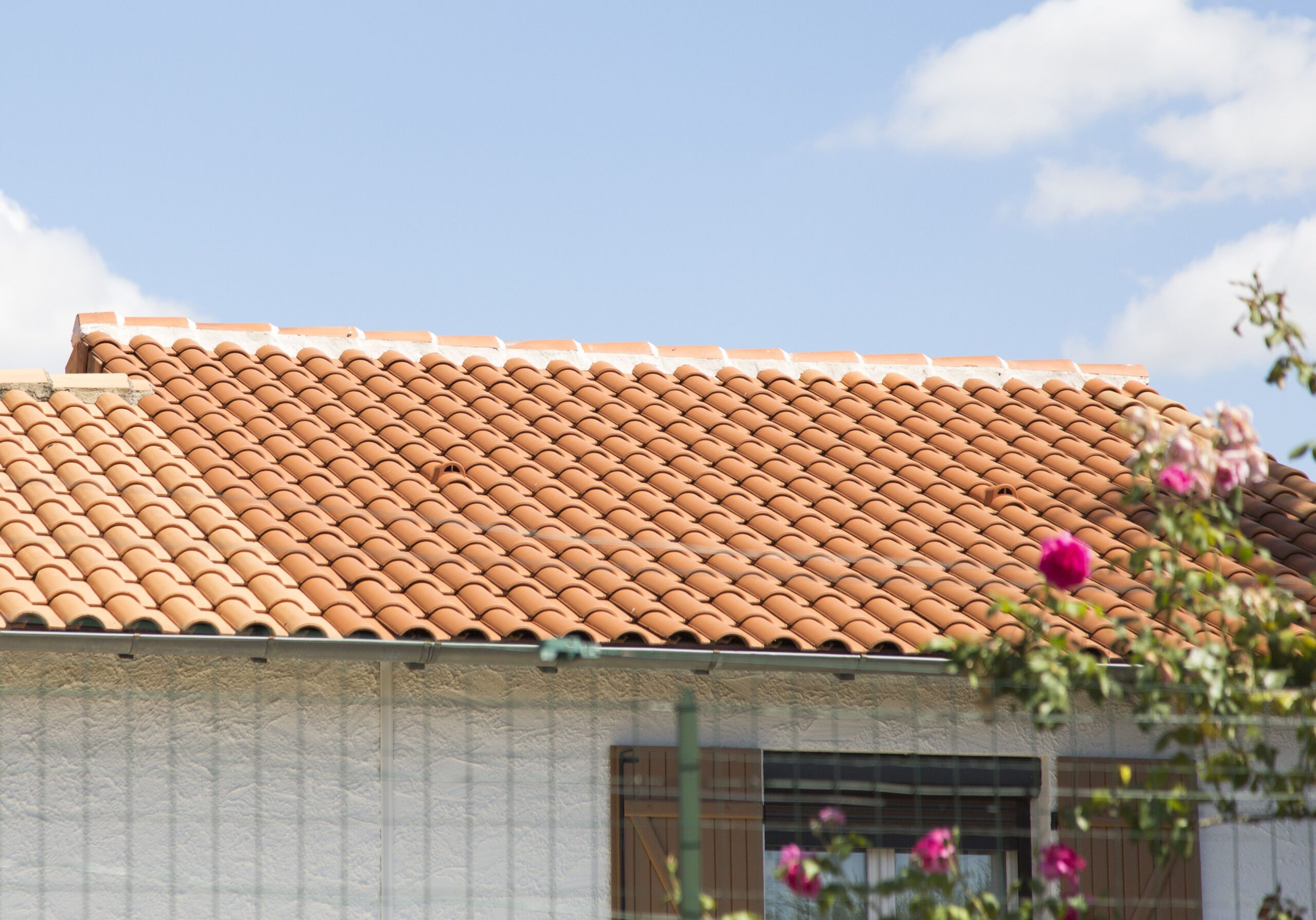 découvrez tout sur la toiture : types, matériaux, entretien et conseils pour choisir la couverture idéale pour votre maison. protégez votre habitat grâce à une toiture de qualité.