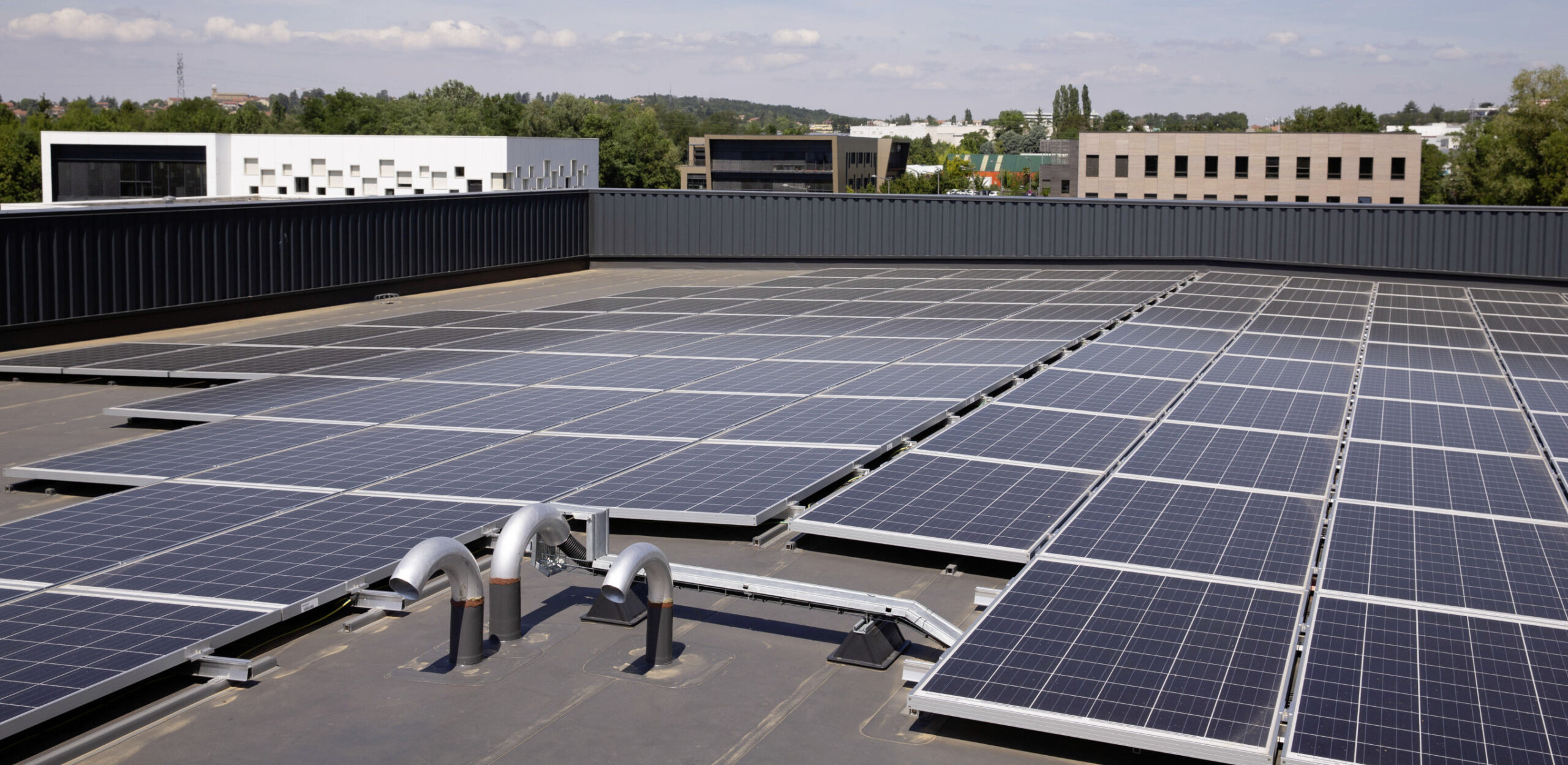 découvrez comment les toitures photovoltaïques transforment l'énergie solaire en électricité, offrant une solution durable et économique pour réduire votre empreinte carbone tout en augmentant la valeur de votre propriété.