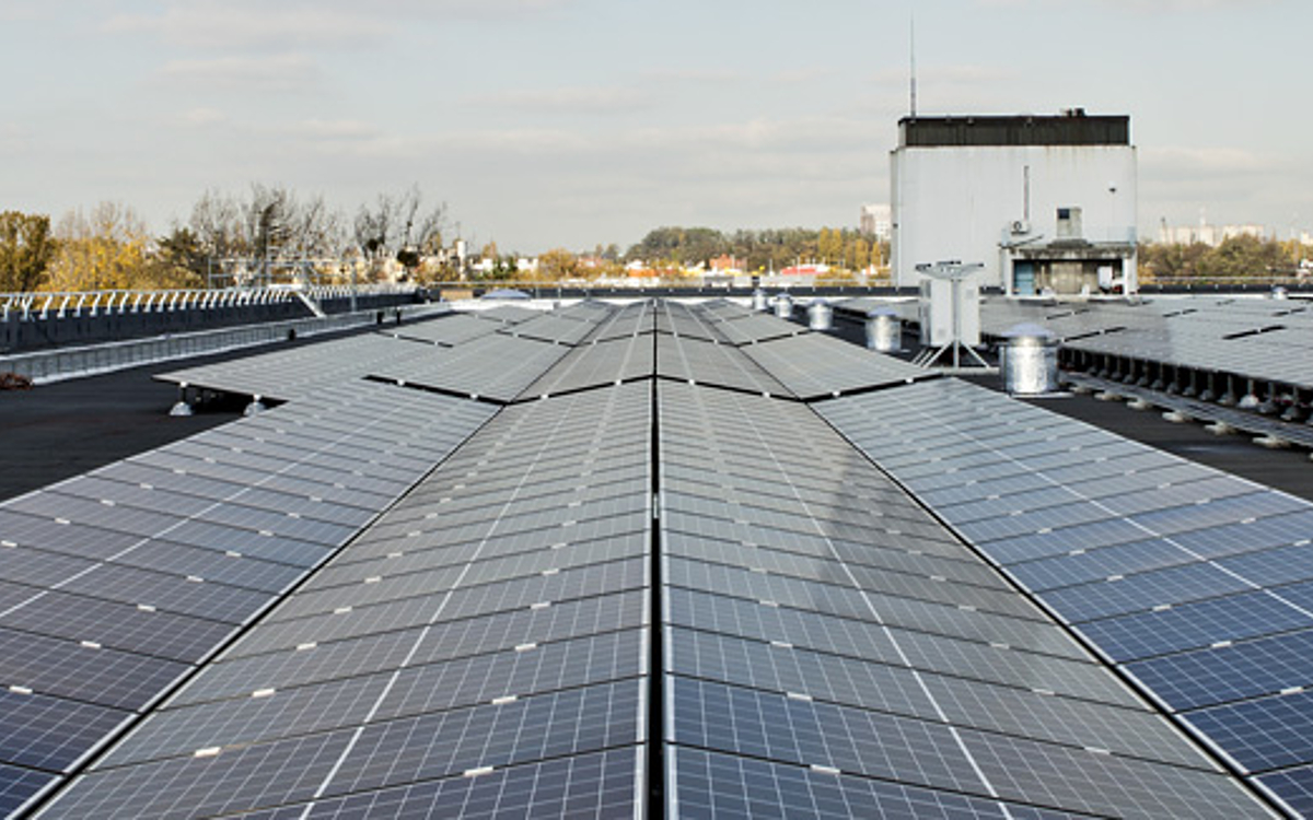 découvrez les avantages d'une toiture photovoltaïque : une solution écologique et économique pour produire votre propre électricité, réduire vos factures et contribuer à la transition énergétique.