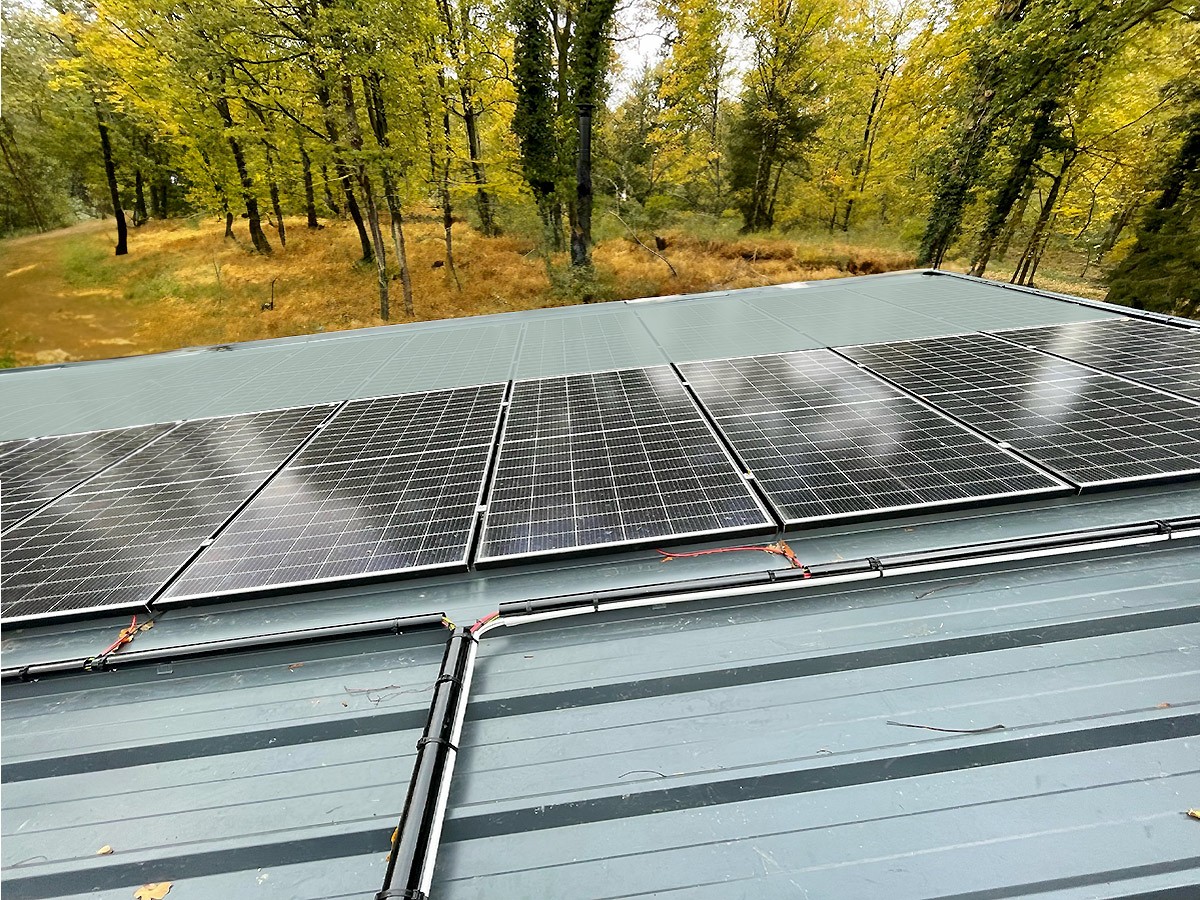 découvrez les avantages de la toiture solaire pour votre maison. réduisez vos factures d'énergie tout en contribuant à la protection de l'environnement grâce à des solutions innovantes et durables.