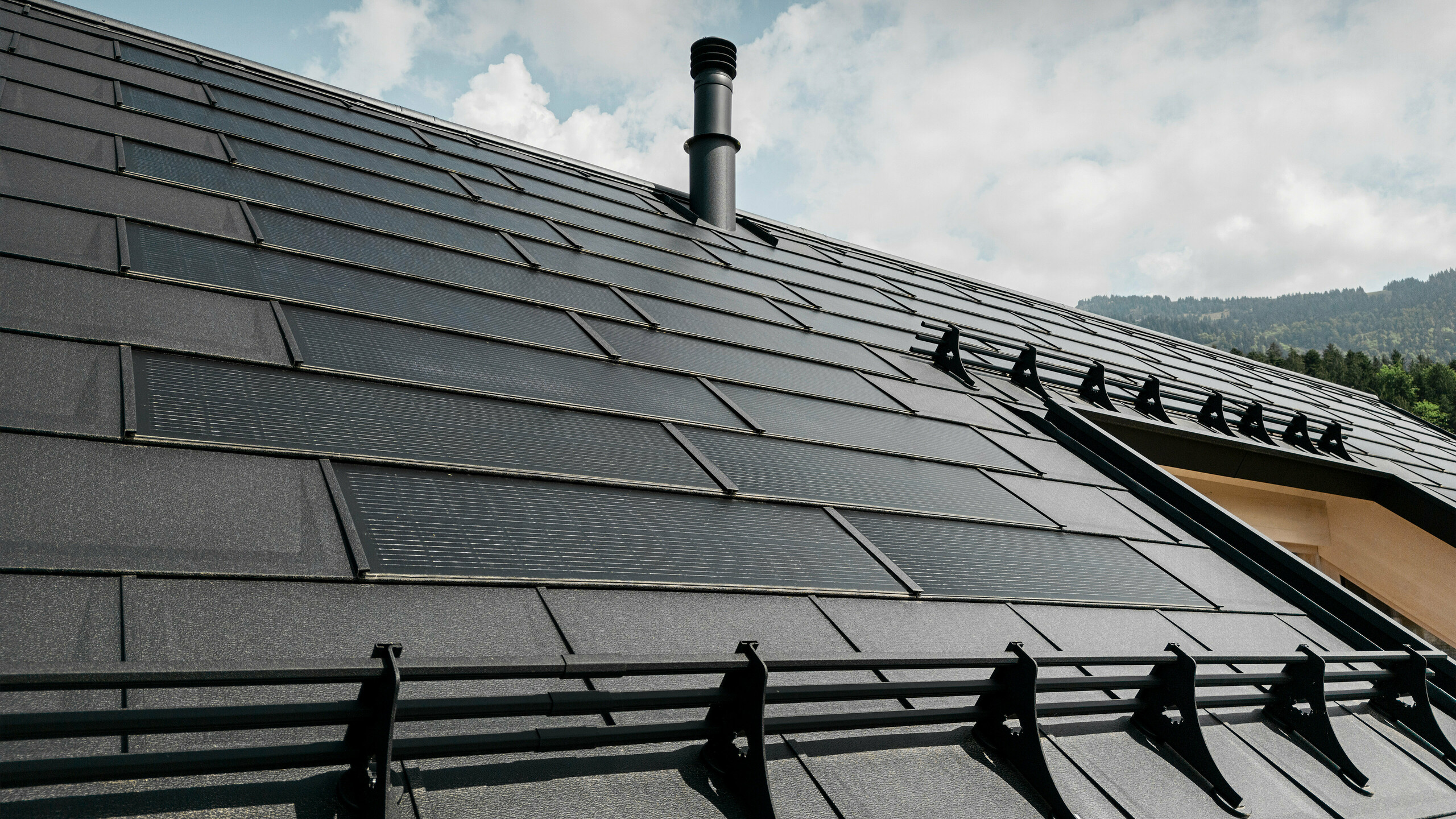 découvrez les avantages de la toiture solaire pour votre maison : une solution écologique et économique qui vous permet de produire votre propre énergie tout en réduisant votre empreinte carbone.