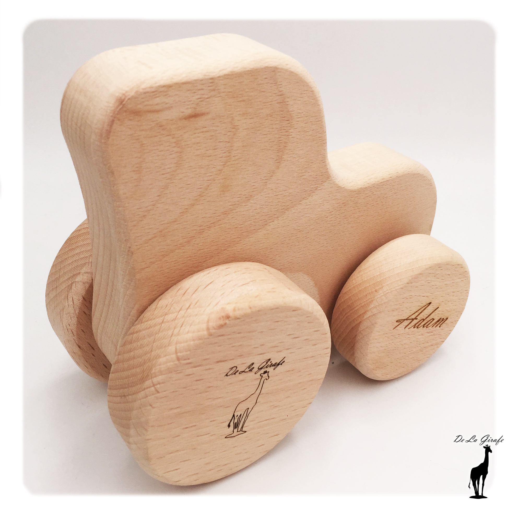 découvrez notre collection de tracteurs en bois, artisanaux et écologiques, idéaux pour stimuler l'imagination des enfants tout en favorisant un jeu créatif et durable. parfaits comme cadeaux, ces jouets en bois allient apprentissage et divertissement.