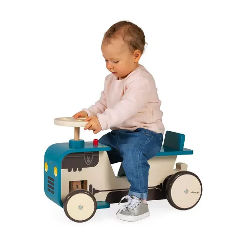 découvrez notre tracteur en bois, un jouet intemporel alliant artisanat de qualité et design ludique. parfait pour stimuler l'imagination des enfants tout en offrant une touche esthétique à la décoration. offrez des heures de jeu créatif et durable avec ce tracteur en bois.