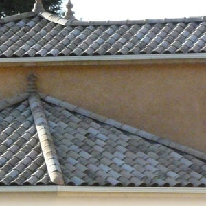 découvrez les tuiles imerys pv, un choix d'excellence pour votre toiture. alliant robustesse et esthétisme, ces tuiles garantissent une protection optimale contre les intempéries tout en embellissant votre maison. optez pour une durabilité exceptionnelle et un style intemporel avec imerys.