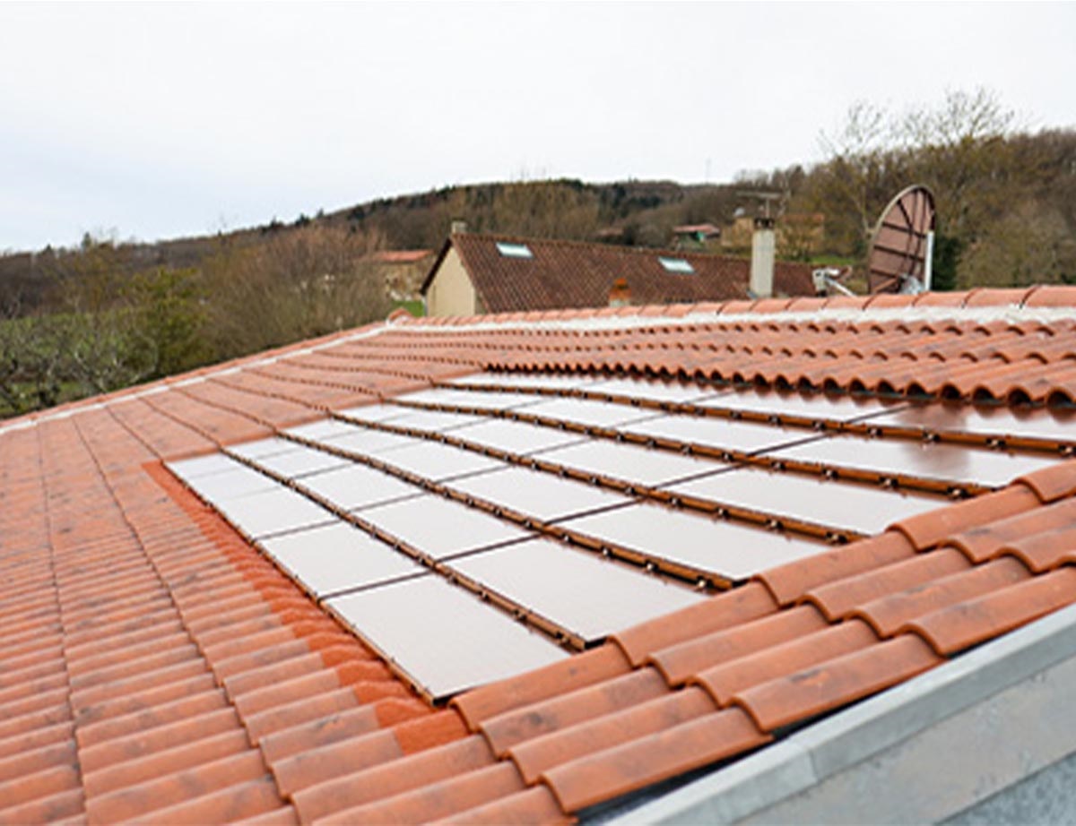 découvrez l'avenir de l'énergie renouvelable avec nos tuiles photovoltaïques innovantes. profitez d'une solution esthétique et efficace pour produire votre propre électricité tout en préservant l'environnement. transformez votre toit en une source d'énergie durable et économisez sur vos factures d'énergie.